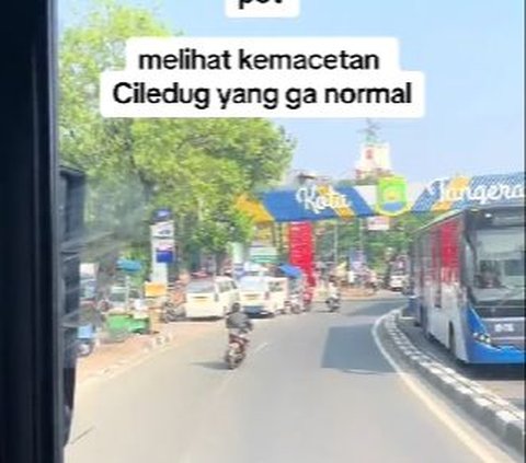 Macetnya Ngga Ngotak, Di sepanjang jalan Ciledug, hampir semua kendaraan yang ada adalah bus.