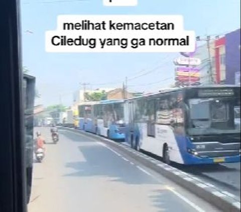 Macetnya Ngga Ngotak, Di sepanjang jalan Ciledug, hampir semua kendaraan yang ada adalah bus.