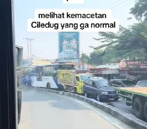 Macetnya Ngga Ngotak, Di sepanjang jalan Ciledug, hampir semua kendaraan yang ada adalah bus.