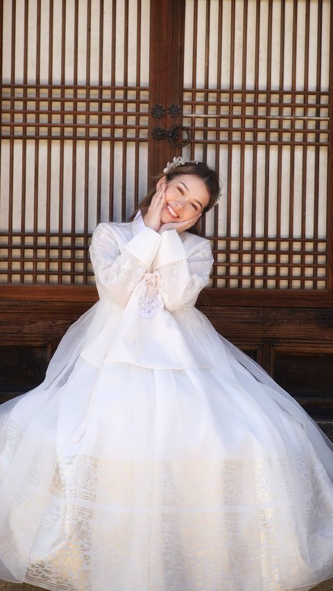 7 Potret Cantik Rebecca Klopper Tampil Pakai Pakai Hanbok saat Liburan di Korea Selatan, Bikin Netizen Terpesona 