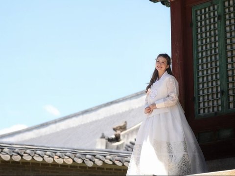 7 Potret Cantik Rebecca Klopper Tampil Pakai Pakai Hanbok saat Liburan di Korea Selatan, Bikin Netizen Terpesona