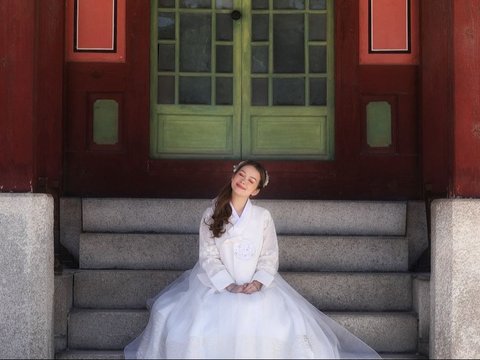 7 Potret Cantik Rebecca Klopper Tampil Pakai Pakai Hanbok saat Liburan di Korea Selatan, Bikin Netizen Terpesona