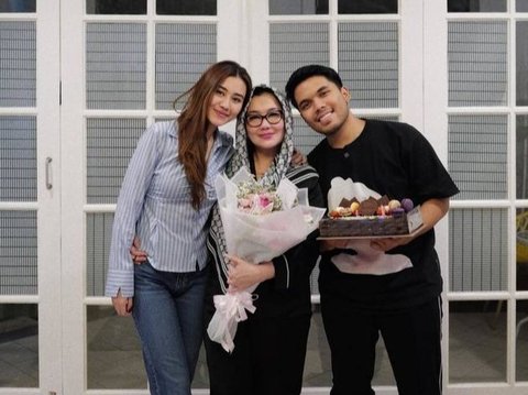 Portrait of Reza Artamevia's 49th Birthday Party, Thariq Halilintar Gives Special Gift to Future In-Laws