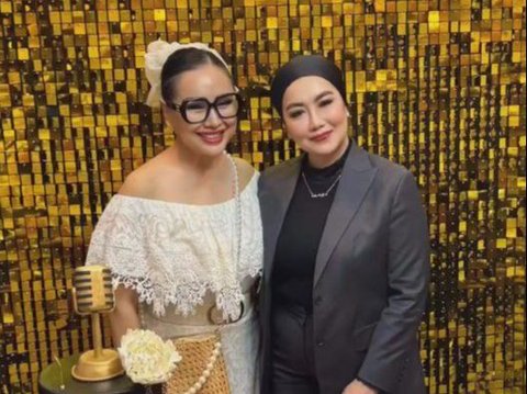 Portrait of Reza Artamevia's 49th Birthday Party, Thariq Halilintar Gives Special Gift to Future In-Laws