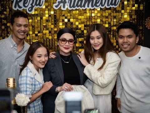 Portrait of Reza Artamevia's 49th Birthday Party, Thariq Halilintar Gives Special Gift to Future In-Laws