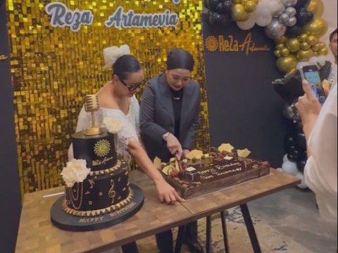 Portrait of Reza Artamevia's 49th Birthday Party, Thariq Halilintar Gives Special Gift to Future In-Laws
