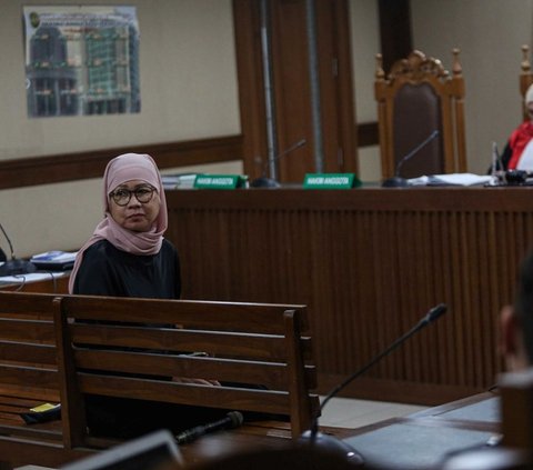 Terdakwa kasus korupsi pengadaan gas alam cair (LNG) Karen Agustiawan dijatuhi tuntutan 11 tahun penjara di Pengadilan Tipikor, Jakarta, Kamis (30/5/2024). Tuntutan itu dikeluarkan Jaksa Penuntut Umum kepada mantan Direktur Utama PT Pertamina tersebut. Foto: Liputan6.com / Angga Yuniar<br>