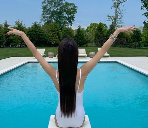 At 74 Years Old, Designer Vera Wang's Appearance in Swimsuit Causes a Stir