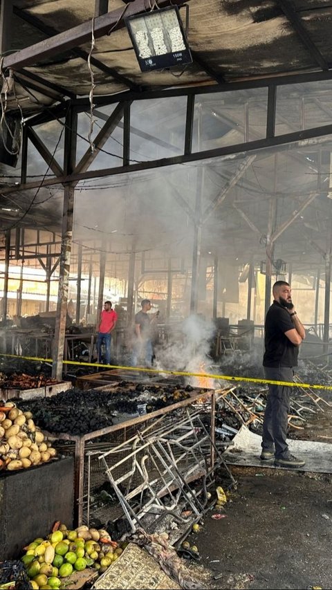 Sebuah pasar tradisional yang menjual buah dan sayur-mayur di Kota Ramallah terbakar habis. Foto: REUTERS / Ali Sawafta<br>