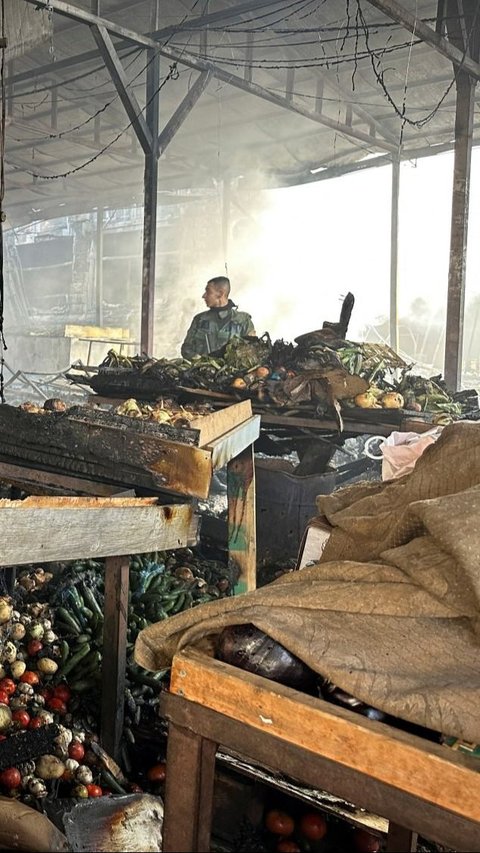 Kondisi pasar tersebut terlihat hangus dengan asap yang masih mengepul. Foto: REUTERS / Ali Sawafta<br>