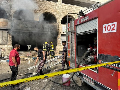Warga Palestina memeriksa kerusakan di pusat pasar tradisional setelah serangan Israel di Ramallah di Tepi Barat yang diduduki Israel 30 Mei 2024.