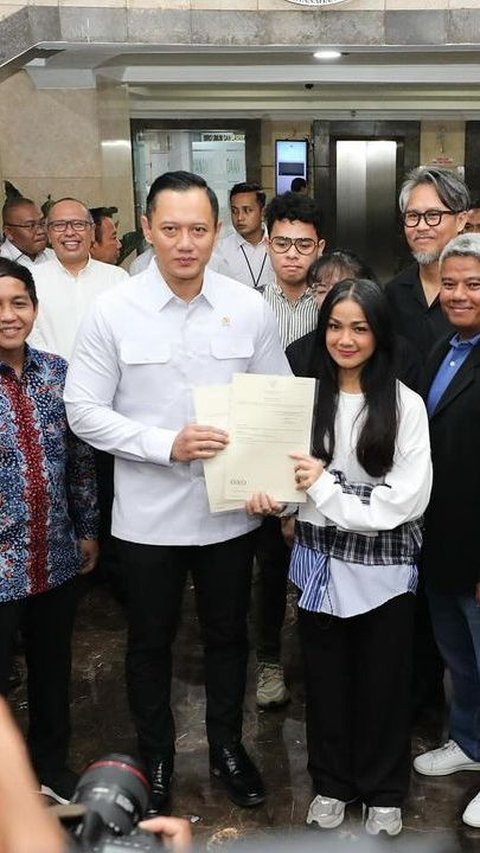 Tegas Menteri AHY Gebuk Mafia, Artis Nirina Semringah Terima Sertifikat Tanah