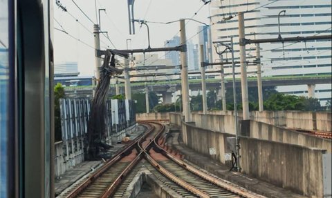 Besi Crane Jatuh Lalu Dihantam MRT, Muncul Percikan Api