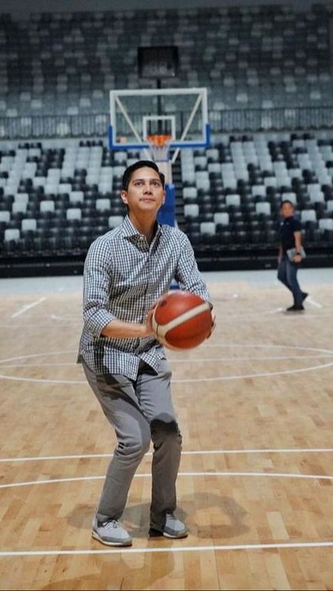 Ia menjadi Bendahara Umum Pengurus Pusat Peraturan Bola Basket Seluruh Indonesia (2015-2016) dan Sekretaris Jenderal Pengurus Pusat Peraturan Bola Basket Seluruh Indonesia (2016-2019).