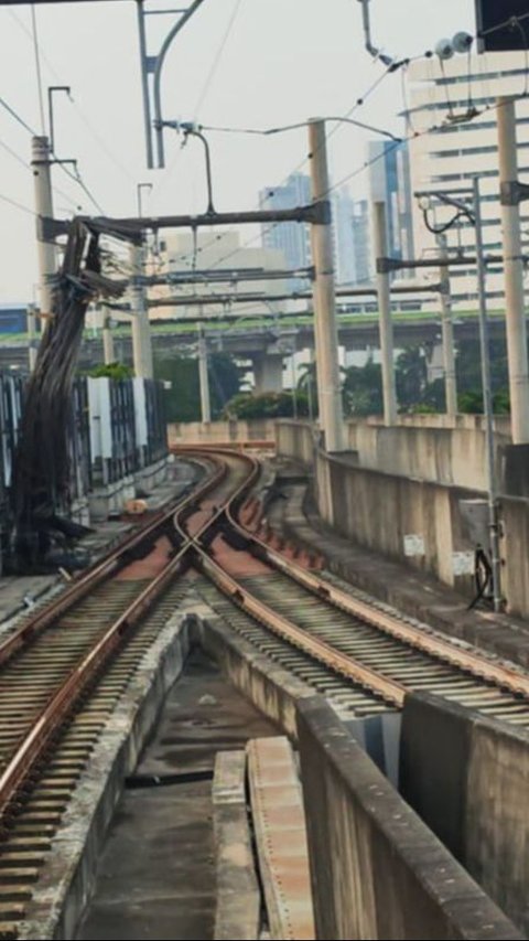 Detik-Detik Menegangkan Besi Crane Jatuh dan Ditabrak MRT, Warga Panik Dengar Hantaman Keras