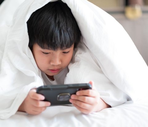 Giving Children Gadgets at an Early Age Can Trigger 3 Serious Problems
