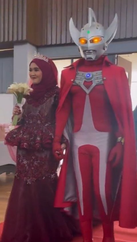 Marriage Viral, Groom Wears Ultraman Costume: 