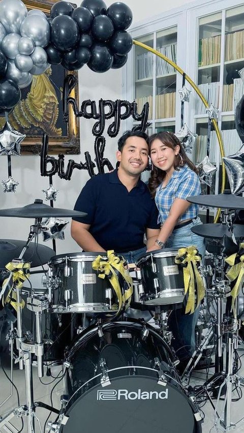 Suami Ultah Ke-32, Potret Kiky Saputri Beri Hadiah Drum Hasil Diskusi Bareng 'Master of Music' Andre Taulany