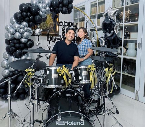 Suami Ultah Ke-32, Potret Kiky Saputri Beri Hadiah Drum Hasil Diskusi Bareng 'Master of Music' Andre Taulany