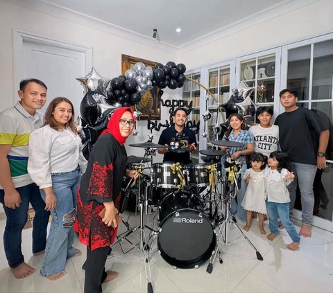 Suami Ultah Ke-32, Potret Kiky Saputri Beri Hadiah Drum Hasil Diskusi Bareng 'Master of Music' Andre Taulany