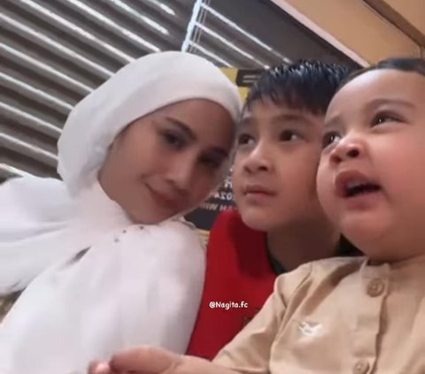 Momen Rayyanza Ngebet Ingin Melihat Ka'bah, Rafathar Malah Jahil Jilat Wajah Sang Adik