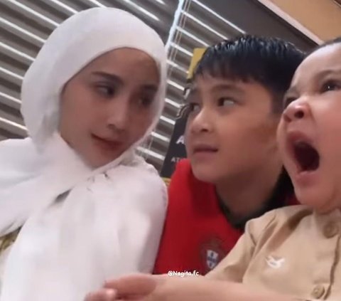 Momen Rayyanza Ngebet Ingin Melihat Ka'bah, Rafathar Malah Jahil Jilat Wajah Sang Adik