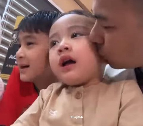 Momen Rayyanza Ngebet Ingin Melihat Ka'bah, Rafathar Malah Jahil Jilat Wajah Sang Adik