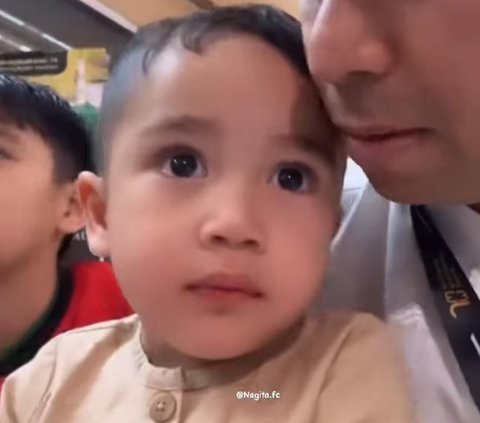 Momen Rayyanza Ngebet Ingin Melihat Ka'bah, Rafathar Malah Jahil Jilat Wajah Sang Adik