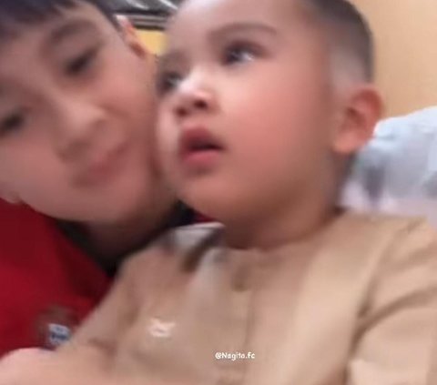 Momen Rayyanza Ngebet Ingin Melihat Ka'bah, Rafathar Malah Jahil Jilat Wajah Sang Adik