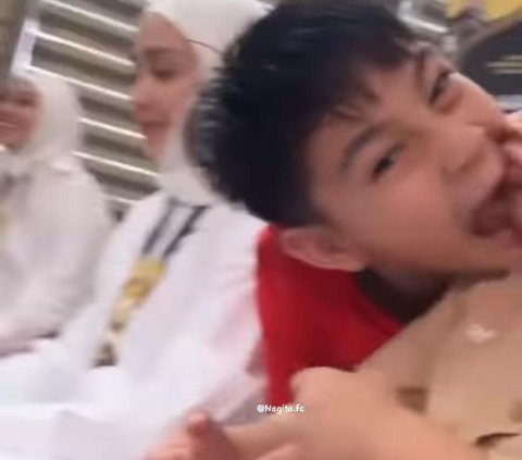 Momen Rayyanza Ngebet Ingin Melihat Ka'bah, Rafathar Malah Jahil Jilat Wajah Sang Adik