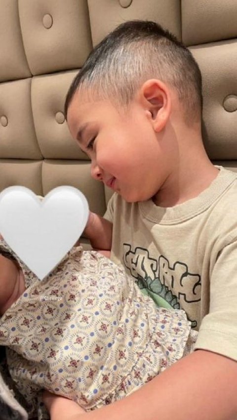 Potret Terbaru Baby Lily Anak Angkat Raffi Ahmad dan Nagita Slavina, Kini Wajahnya Sudah Tak Ditutupi Stiker