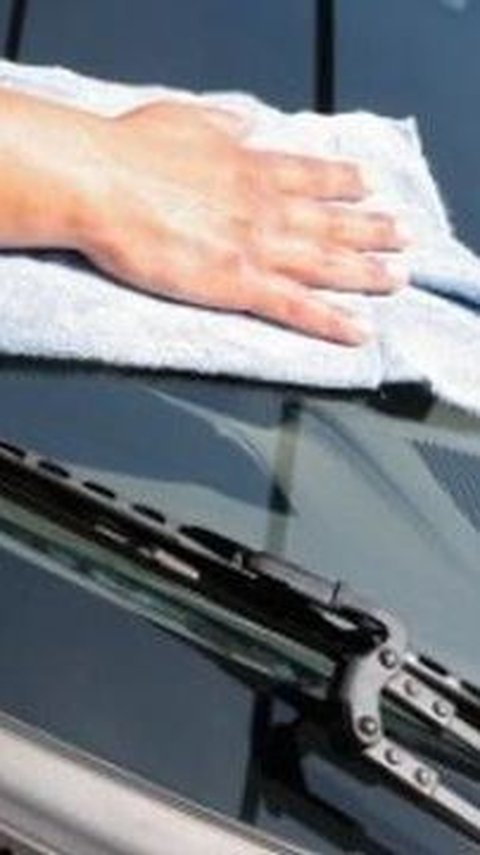 Berikut adalah beberapa cara untuk membersihkan kaca mobil yang buram, seperti yang dikutip dari berbagai sumber pada Kamis (16/05/2024).