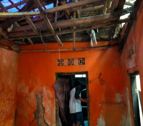 Kisah Yadi Anak yang Rawat Sang Ibu Lansia di Sukabumi, Tinggal di Rumah Tua Nyaris Ambruk