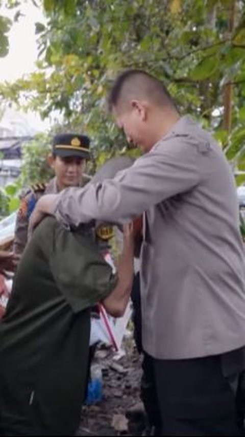 Pemulung Kaget Didatangi Jenderal Polisi, Hampir Pingsan karena Belum Makan<br>