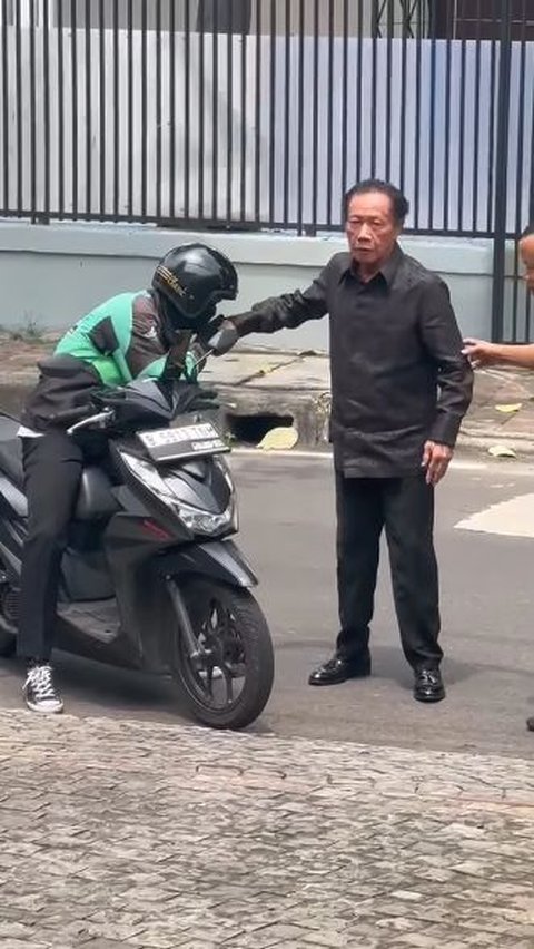 Ternyata, Penumpang yang Dibonceng oleh Seorang Driver Ojol adalah Mantan Gubernur DKI Jakarta!