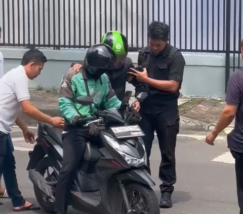 Sadar Yang di Bonceng Mantan Gubernur DKI Jakarta, Driver Ini Langsung Salim