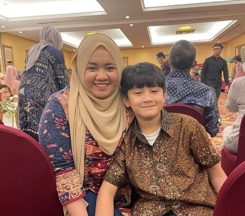 The Charm of 10 Celebrity Babysitters, Lily Putri Raffi-Nagita's Nanny is Still Very Young