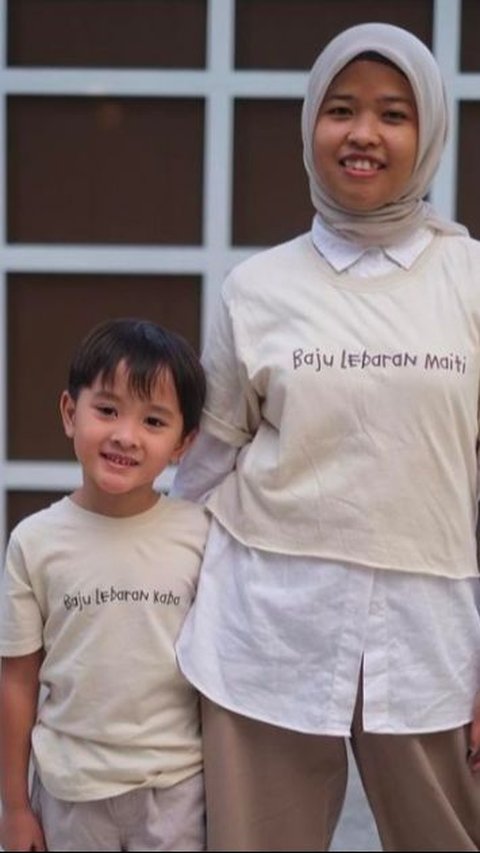 Zaskia Adya Mecca dan Hanung Bramantyo memiliki baby sitter bernama Rasiti untuk anak-anak mereka.