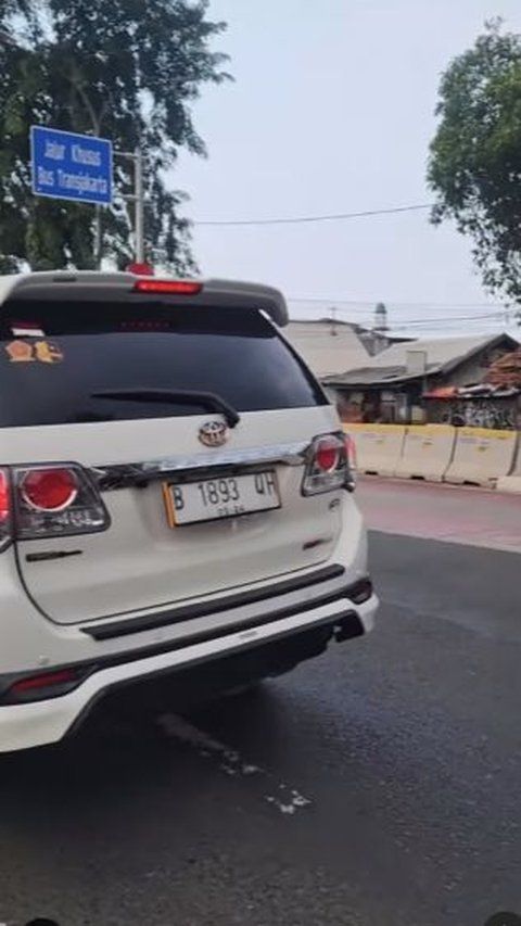 Viral Fortuner Berpelat QH Terus Bunyikan Strobo di Jalan, Adu Mulut Sama Pemotor Sampai Acungkan Jari Tengah