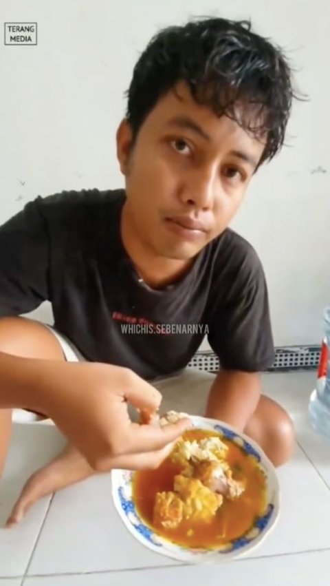 Tak Ada Sopan-sopannya, Momen Istri Candai Suami saat Sedang Makan Sampai Usap Wajahnya Pakai Mi Jadi Sorotan<br>