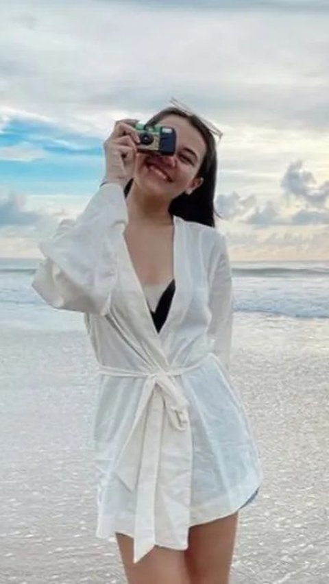 Sementara Aaliyah memilih baju model kimono seksi saat ke pantai.