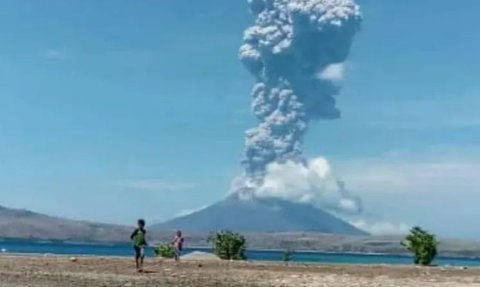 Gunung Merapi Muntahkan Awan Panas, Masyarakat Diimbau Jauhi Daerah Berbahaya