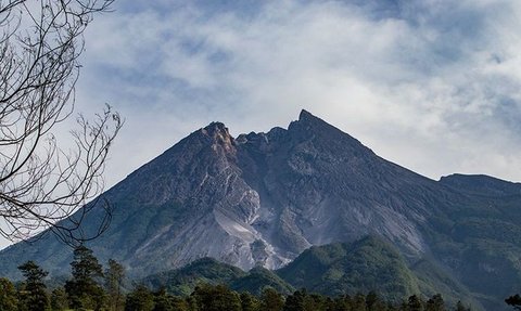 Gunung Merapi Muntahkan Awan Panas, Masyarakat Diimbau Jauhi Daerah Berbahaya