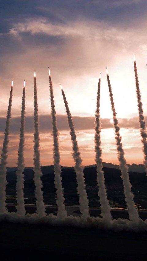 Rudal-rudal tersebut ditembakkan menggunakan  pada Kamis (30/5). Foto: AFP/KCNA