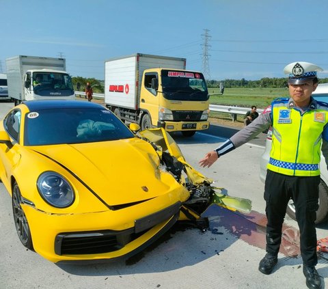 Porsche Ringsek Usai Tabrak Honda Jazz di Tol Kertosono, Ini Penyebabnya