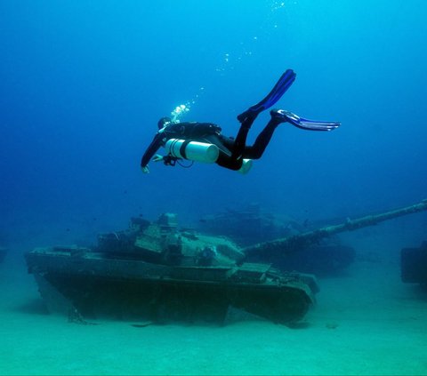 FOTO: Penampakan Museum Militer Bawah Air di Yordania, Ada Tank hingga Helikopter Perang