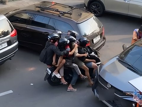 Viral Video of 6 People Riding on a Scooter, All Wearing Helmets, Netizens: 'The Police Will Be Confused to Fine Them'