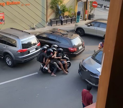 Viral Video of 6 People Riding on a Scooter, All Wearing Helmets, Netizens: 'The Police Will Be Confused to Fine Them'