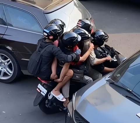 Viral Video of 6 People Riding on a Scooter, All Wearing Helmets, Netizens: 'The Police Will Be Confused to Fine Them'