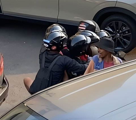 Viral Video of 6 People Riding on a Scooter, All Wearing Helmets, Netizens: 'The Police Will Be Confused to Fine Them'